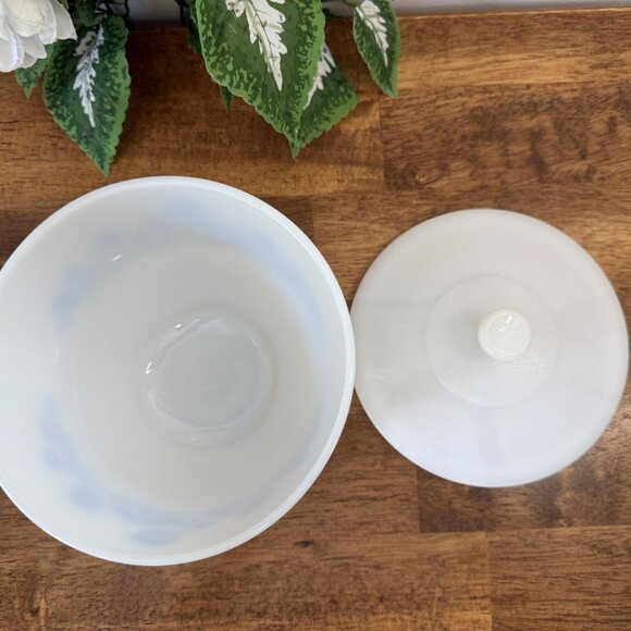 Vintage Federal Glass Blue Daisy Casserole Dish with Lid 1.5‎ Quart Milk Glass - Picture 6 of 7